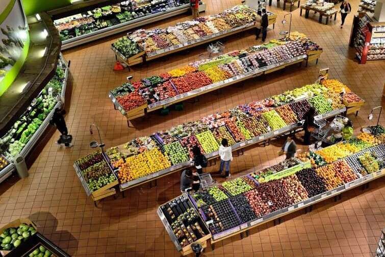 Les consommateurs font des choix alimentaires plus sains lorsque la conception des supermarchés favorise les fruits et légumes