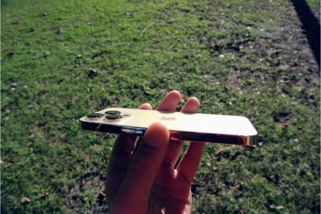 L'iPhone 13 Pro vu de côté.